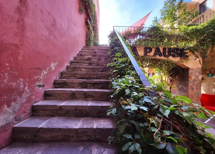 Hotel El Descanso Barrio Del Artista